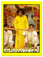 sri-sathya-sai-baba-yellow-robe-kulwant-hall-sai-baba-darshan