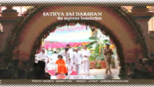 26july2010-sai-baba-entering-sai-kulwant-hall-Prasanthi-nilayam 