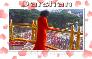 bhagawan-standing-on-balcony-darshan-sri-sathya-sai-baba.