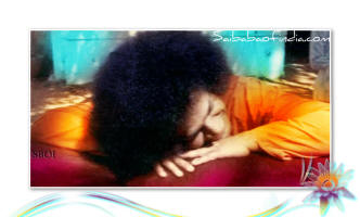 frame-head-down-resting-on-his-hands-srisathya-sai-baba