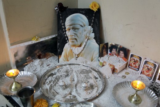 Vibhuti-manifestation-miracles-in-Puttaparthi-arvind-b