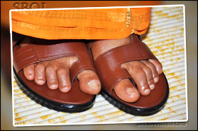 sri-sathya-sai-baba-wearing-sandals