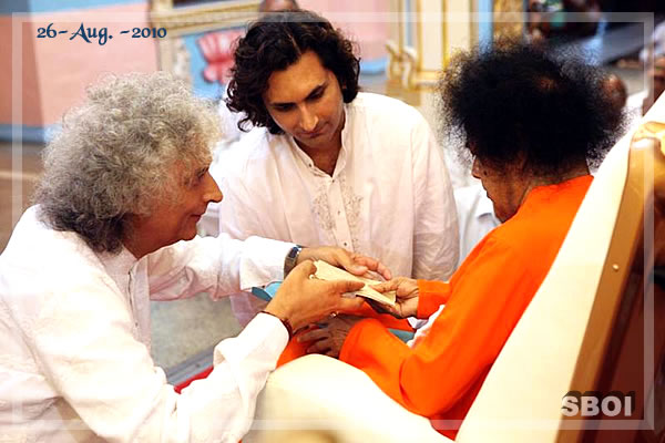 Bhagawan spent quite awhile interacting with Santoor Maestro Pandit Shiv Kumar Sharma and his son Rahul Sharma before getting into the interview room at 1830 hrs. 