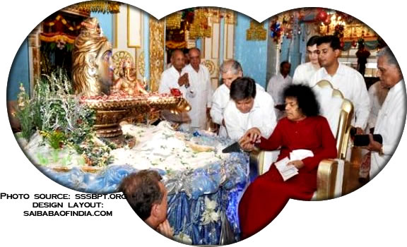 Bhagawan, upon completing the round, cut the special cake done by a special Italian cake-makers.