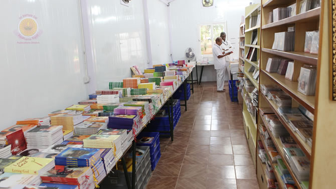 Prasanthi This WeekFacilitating additional service, selling books and audio visual items, a mini Book Stall was opened next to the South Indian Canteen coupon counter, between West 2-3 blocks, on Thursday, 21st June in Prasanthi Nilayam. 